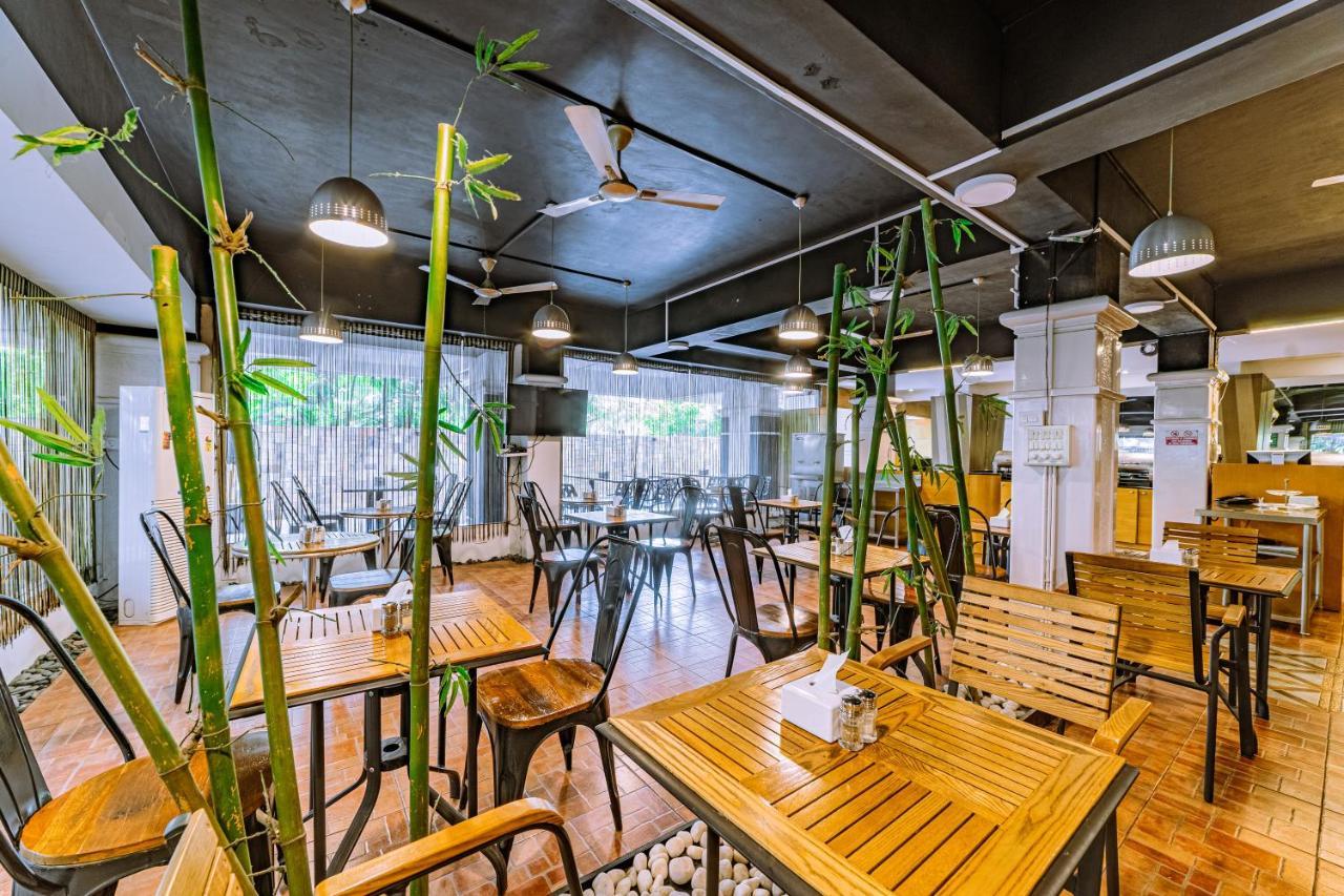 Hotel Athome , Whitefields, Kondapur Haiderabad Buitenkant foto