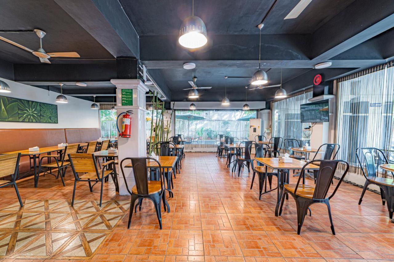 Hotel Athome , Whitefields, Kondapur Haiderabad Buitenkant foto