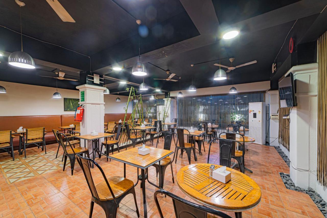 Hotel Athome , Whitefields, Kondapur Haiderabad Buitenkant foto